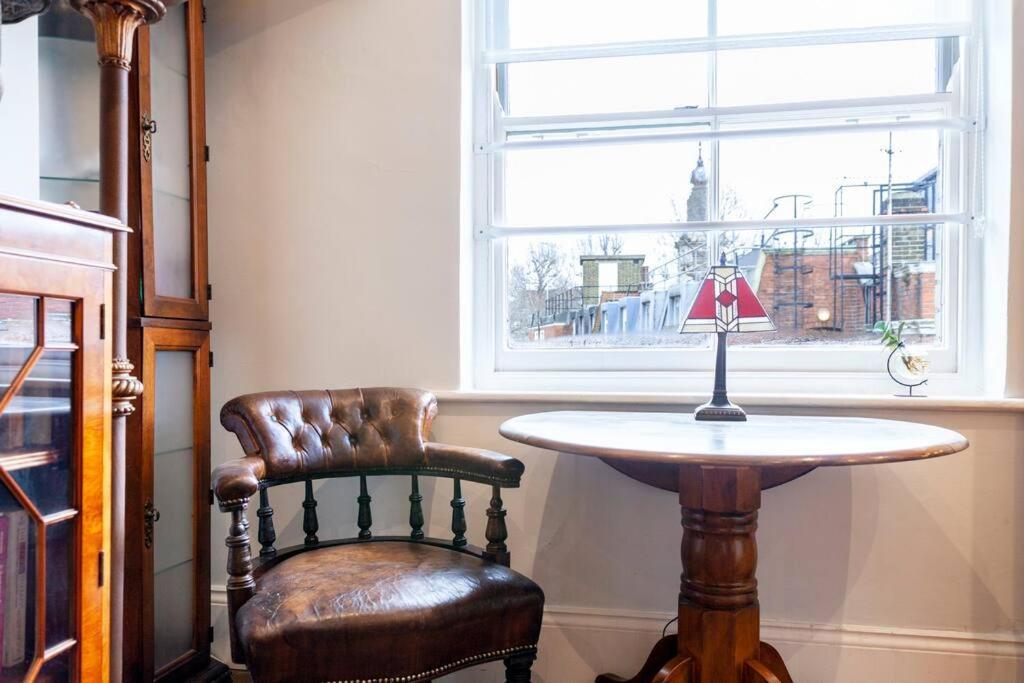 Outstanding Antique 1Br Flat In Soho Appartement Londen Buitenkant foto