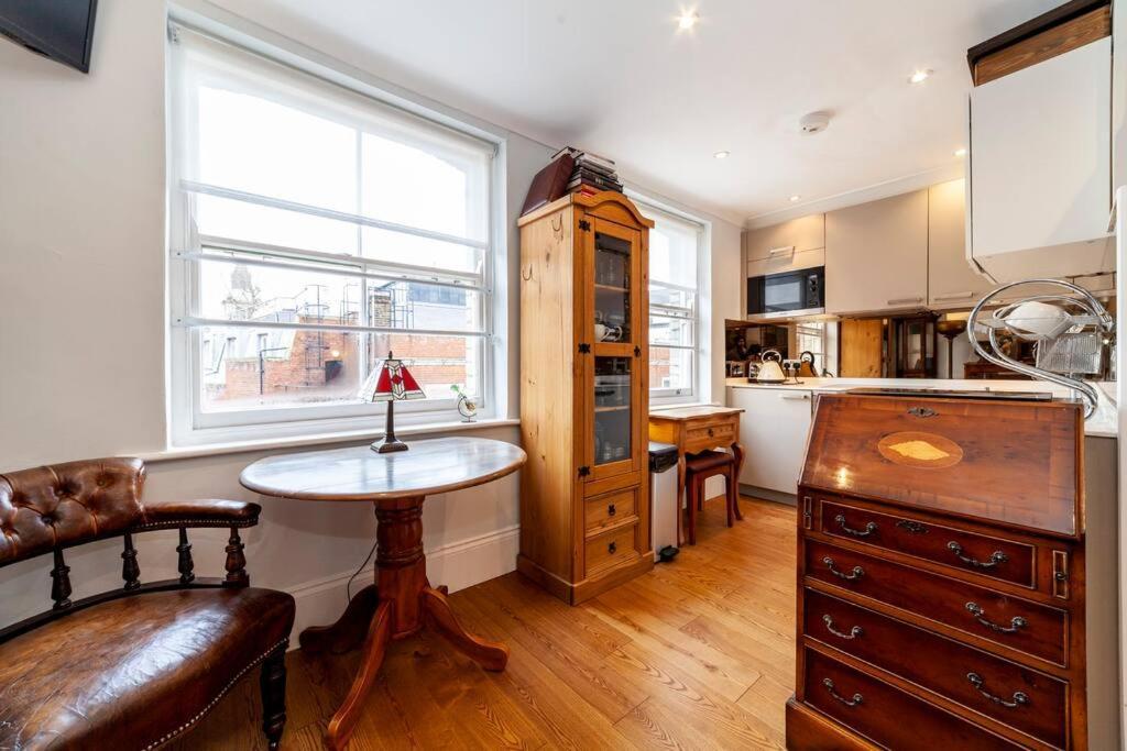 Outstanding Antique 1Br Flat In Soho Appartement Londen Buitenkant foto