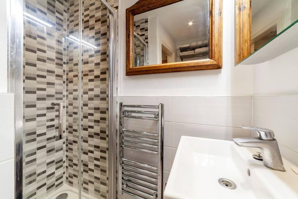 Outstanding Antique 1Br Flat In Soho Appartement Londen Buitenkant foto