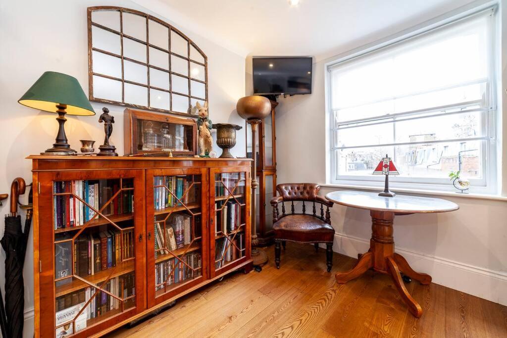 Outstanding Antique 1Br Flat In Soho Appartement Londen Buitenkant foto